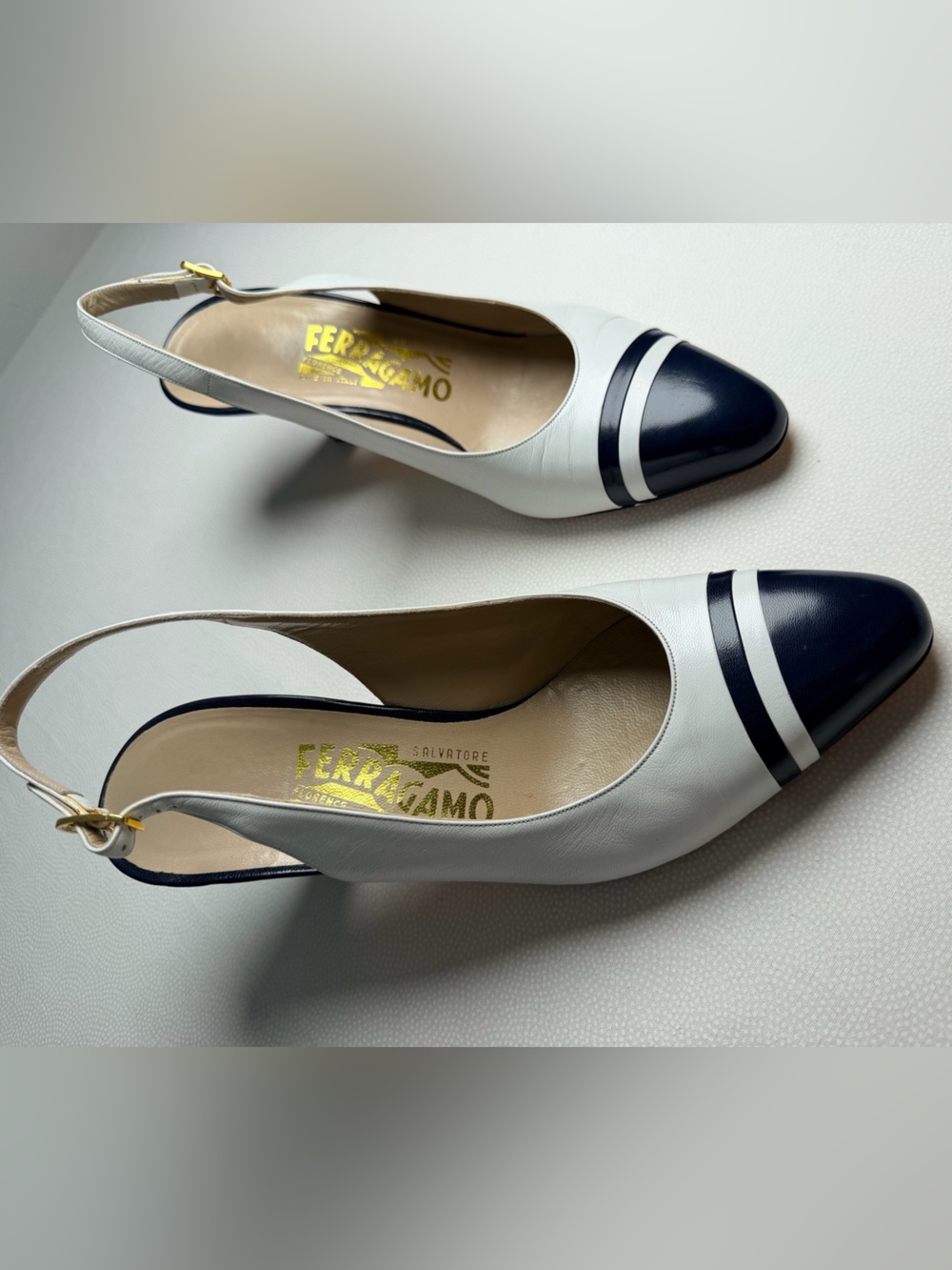 Salvatore Ferragamo Slingback Heels 8B White Navy Leather Italy Vintage 1980’s - Picture 10 of 11